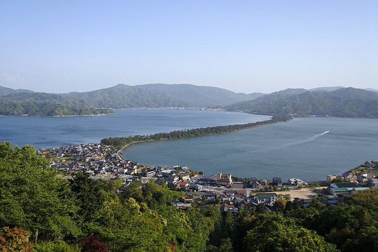 北側の「天橋立傘松公園」から見下ろした天橋立。