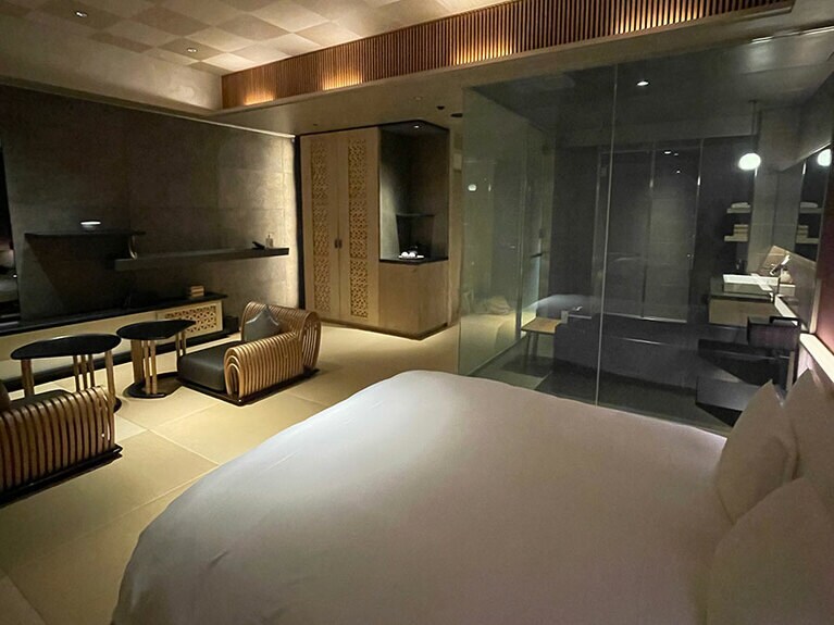 浴室には、浴槽と洗面台、独立したシャワーブースが。