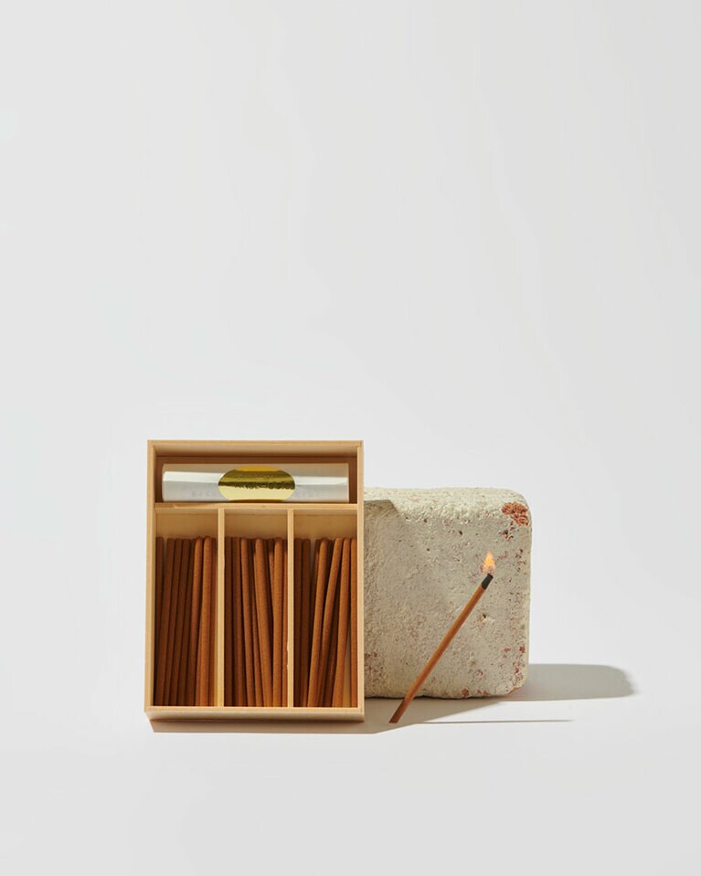 玉初堂とコラボレーションしたお香。直径が太く、安定性のある燃焼を実現。