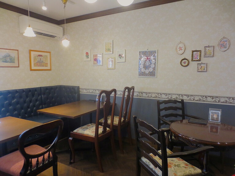10席の店内。紅茶とお菓子を優雅に楽しみたい。