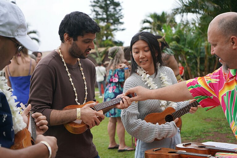 ウクレレも丁寧に教えてくれます。©アロハ・カイ・ルアウ