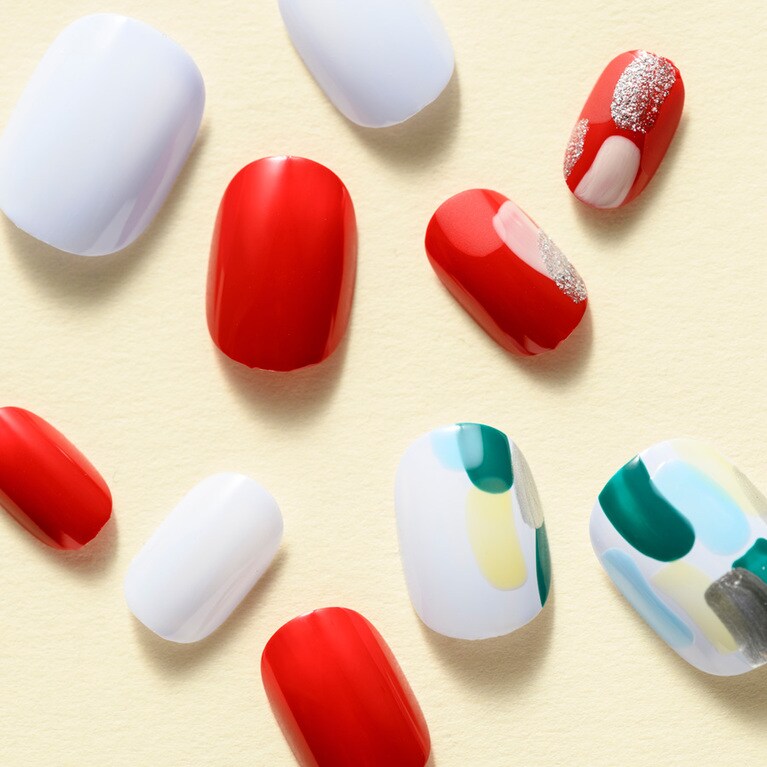 マットのトップコートのポイント使いで、ツヤとの質感の違いを際立たせた「デフォルト」。各 1,500円～。