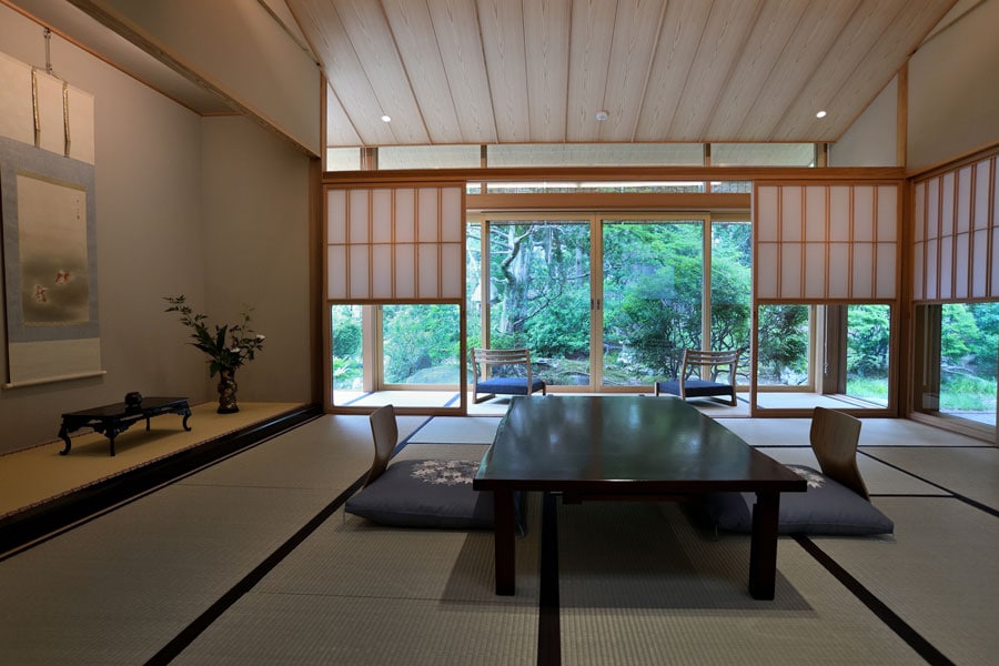 凛とした和の空間が美しい客室(写真：平松唯加子)。