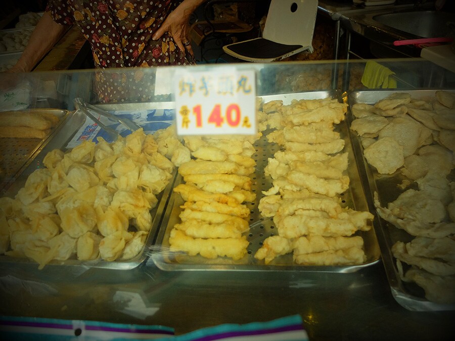 白身魚のすり身を揚げたスナックが人気のお店「徳裕魚丸店」。右のスナックはひと袋60元（日本円で約217円)。