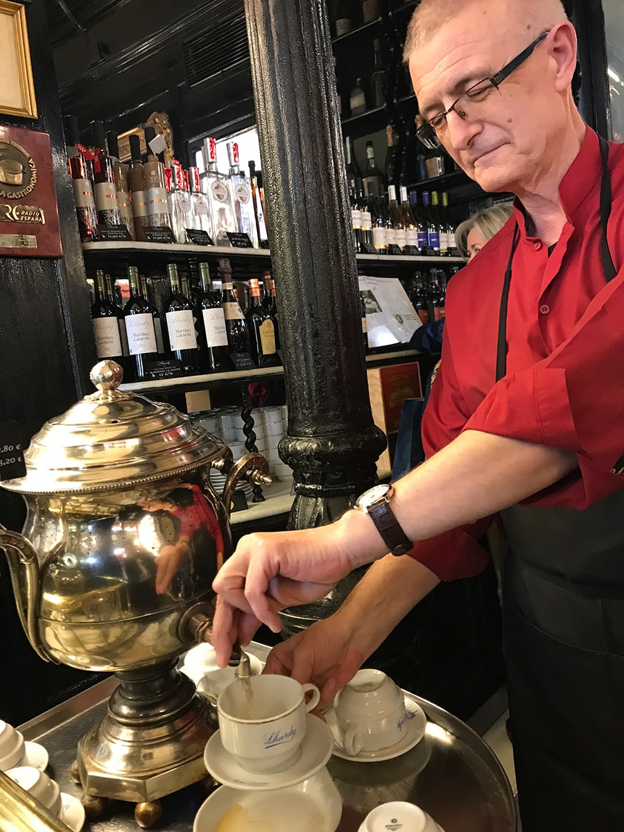 制服の赤いシャツがよく似合うウェイターさんが、ピカピカに磨かれた銀のポットからコーヒーを注ぐ。