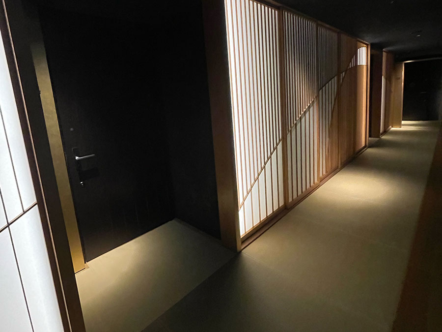 フロアは客室と畳み続きになっている。上質な日本旅館の逗留スタイルを感じられる。
