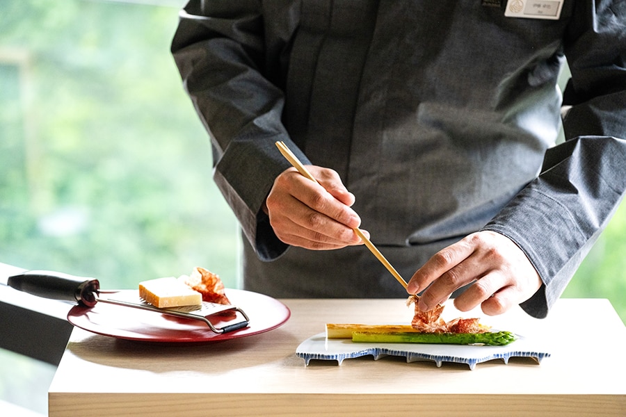 老舗日本料理店で経験を重ね、シンガポール日本大使公邸料理人などを務めた伊藤卓也氏の一皿は、演出も鮮やか。
