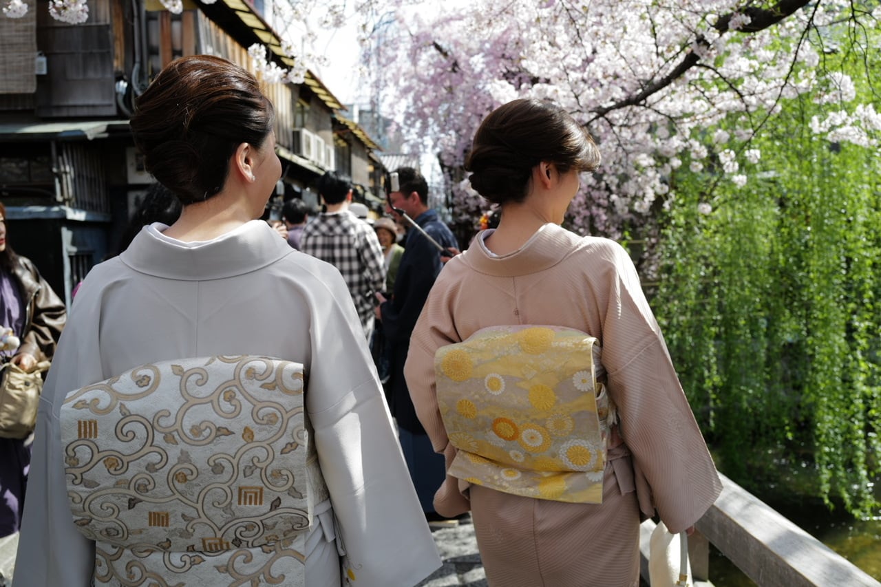 祇園のお店であっという間に着物の着付けが完了。