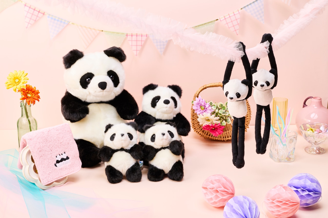 バースデイ・バー／写真左から、フタゴウシロムキパンダ刺繡タオルハンカチ 770円、ぬいぐるみ：パンダM（3,630円）、パンダS（1,760円）、パンダSS（1,320円）、ぶらりんパンダ 970円。