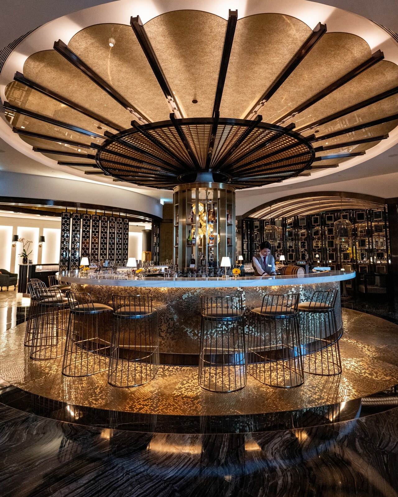 店内の「メーザ バール」にも伝説的デザイナーの美意識が凝縮。