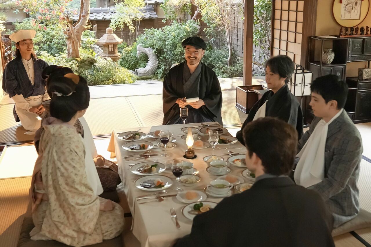 『日本滞在記』完成記念パーティーのシーン。キャストたちは初めてのステーキに歓喜したという　（C）NHK