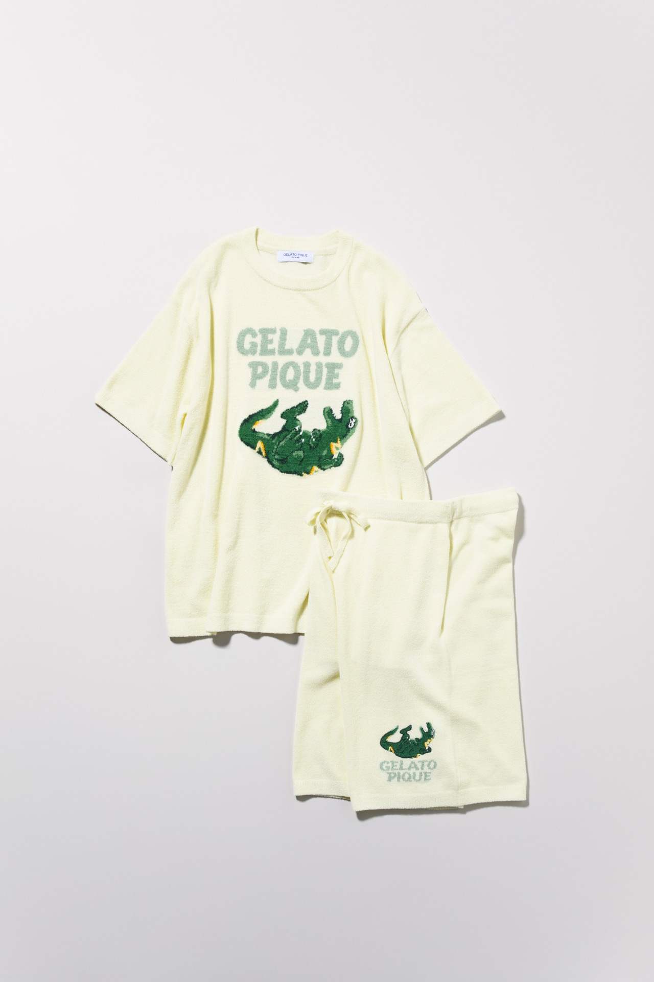 ジェラート ピケ オム“エアリーモコスリーピングダイナソージャガードプルオーバー”／¥9,240、“エアリーモコスリーピングダイナソージャガードハーフパンツ”／¥8,140。