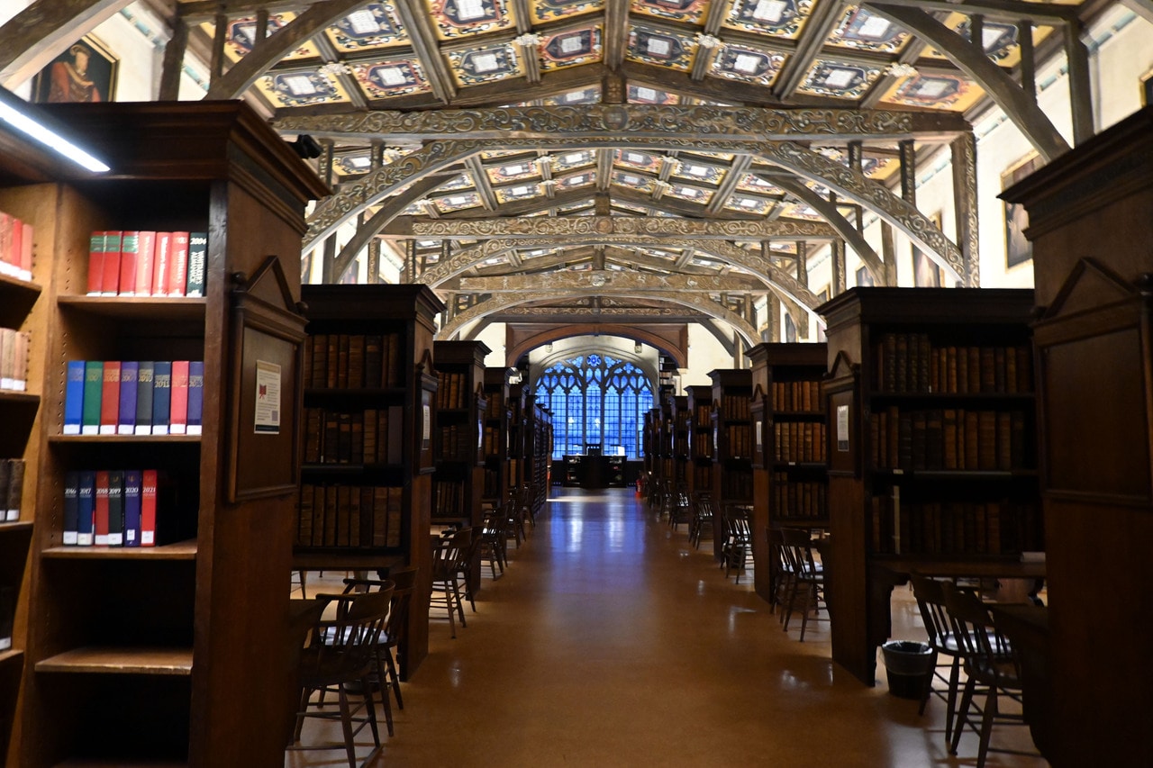 建物の歴史は1488年まで遡り、1602年に開館したボドリアン図書館。