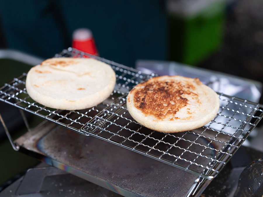 パンも網で少し焼くだけで、アウトドアでしか味わえない香りと味に。