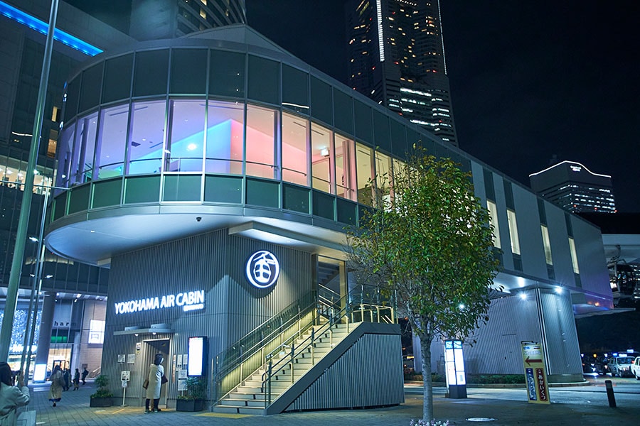 JR桜木町駅からすぐの「YOKOHAMA AIR CABIN」の駅舎。