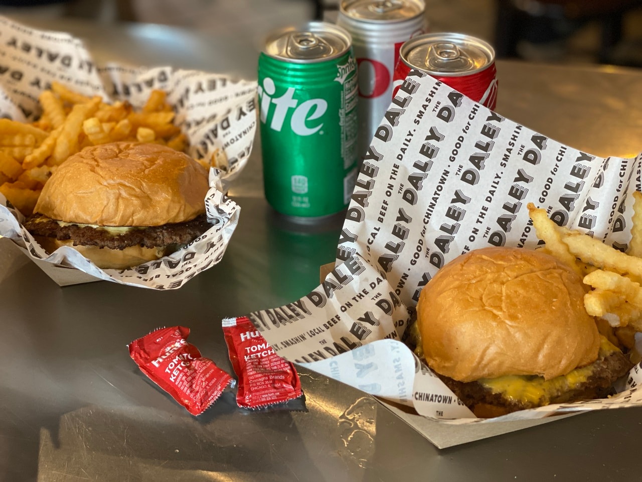 ソフトドリンク以外にアルコールの販売もあり。