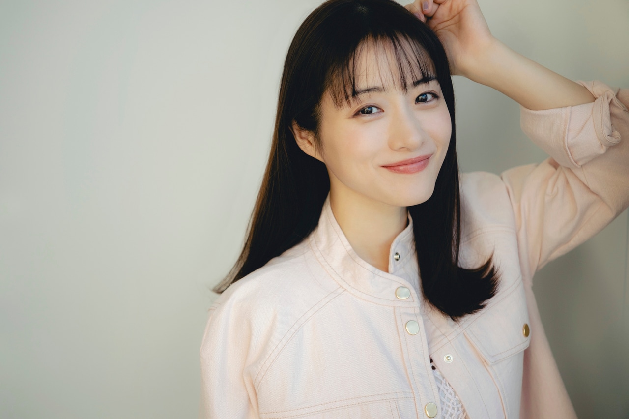 ブラウス 47,300円、スカート64,900円／コルコバード（株式会社フィルム 03-5413-4141）