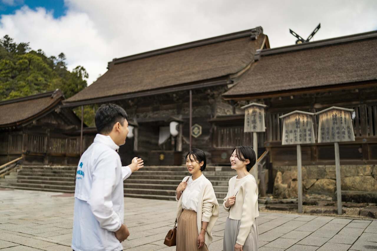 万全の準備を整えて臨む出雲大社への参拝は、専門のガイドが案内するプライベートツアー。出雲をより深く理解することで、神話に近づくことができる。