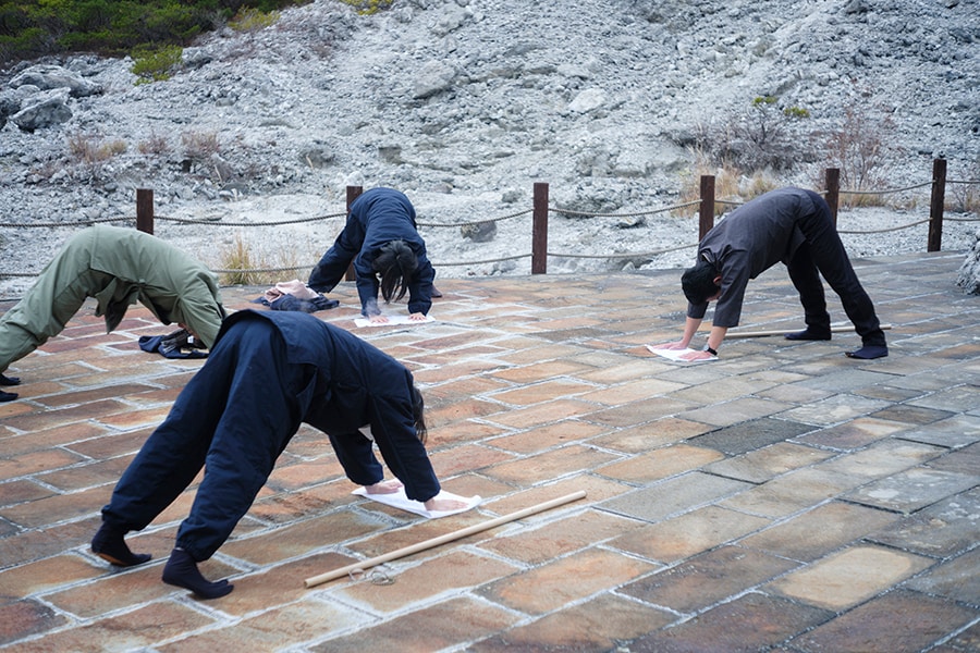 噴出活動を休止している「旧八幡地獄」で最後のストレッチ。地面には地熱が残っており、ほんのり温かい。