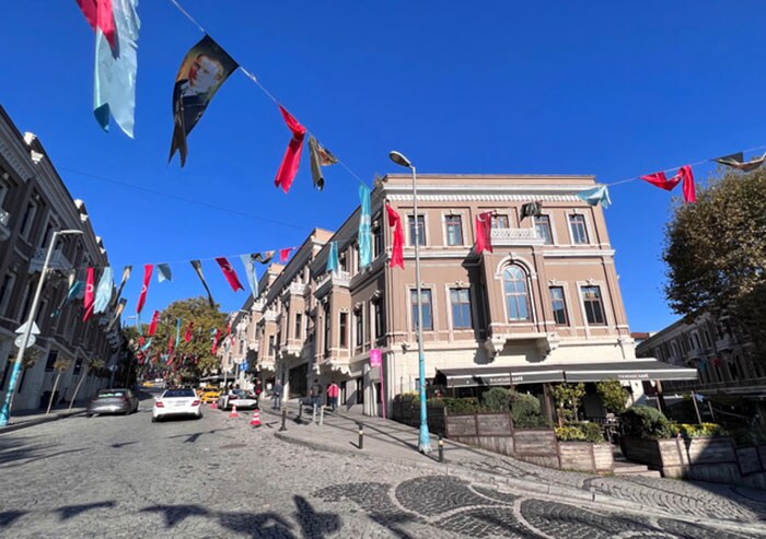 写真左側 がスレイマン・セバ通り。2本の坂道 に挟まれたV字型の建物だ。外観はオスマン帝国時代の歴史が感じられる。