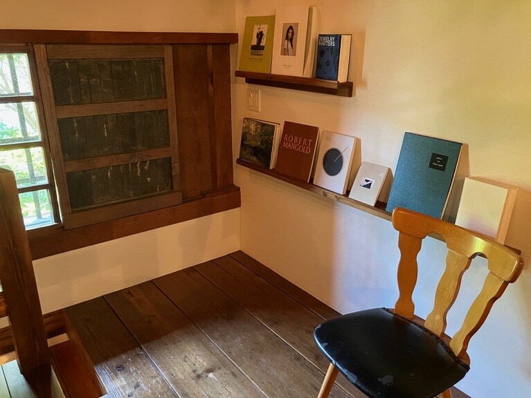 久々にゆっくり読書の時間を。空想が広がりそうな美しい写真集も揃う。