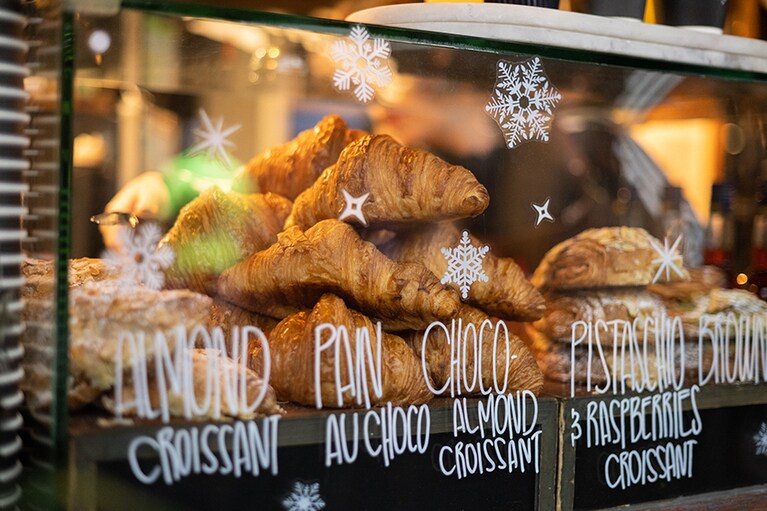 朝ごはんには、特大のクロワッサンを。