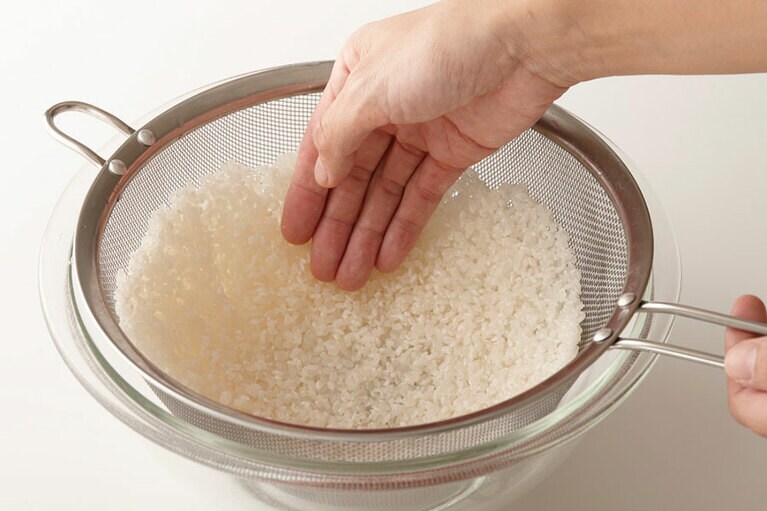 短時間で水けをきるために薄く広げて。