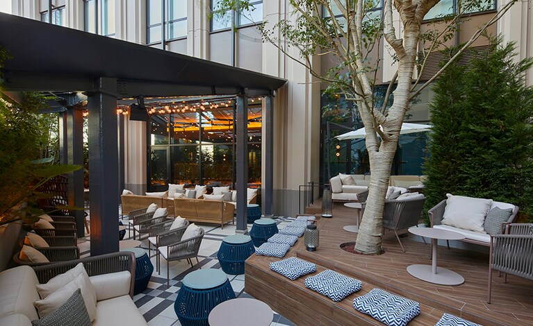 一日中光が射し込む「ディストリクト」のテラスは、通年人気のフォトジェニックスポット。