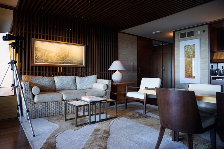 “オハナプライムオーシャンフロントスイート”（6,500ドル～）には　4人まで泊まることが可能。星空観測にぴったりの双眼鏡も備え付けられている。