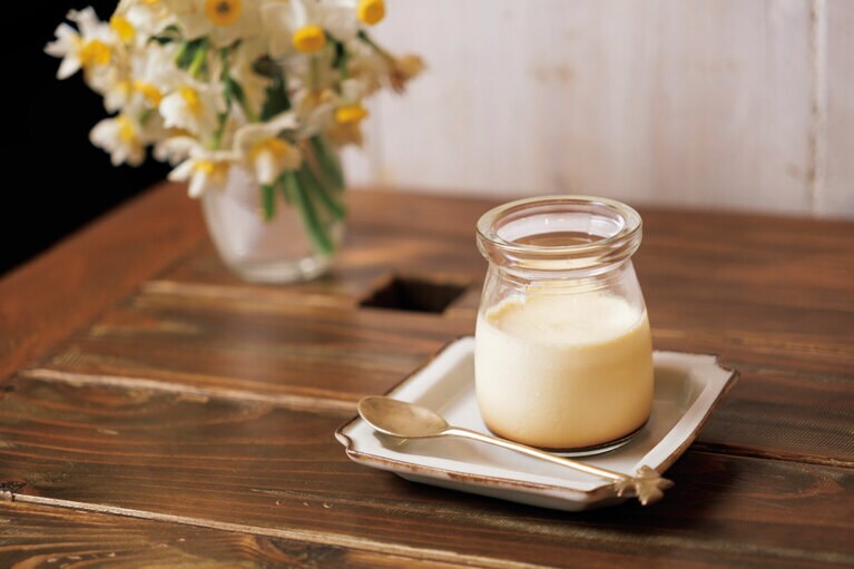 横川さんのご自宅の庭で飼っている烏骨鶏の卵で作った濃厚な味わいのプリン。275円。