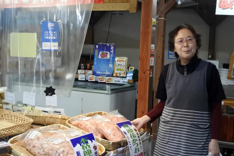 指宿のお土産があれこれ揃う「道の駅の山川港活お海道店」(http://io-kaido.com/)。名産のカツオブシを扱う鮫島たか子さん。