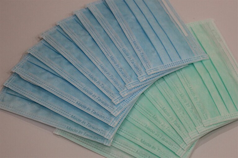 マスクの実名制販売では、保険証で購入履歴を管理。