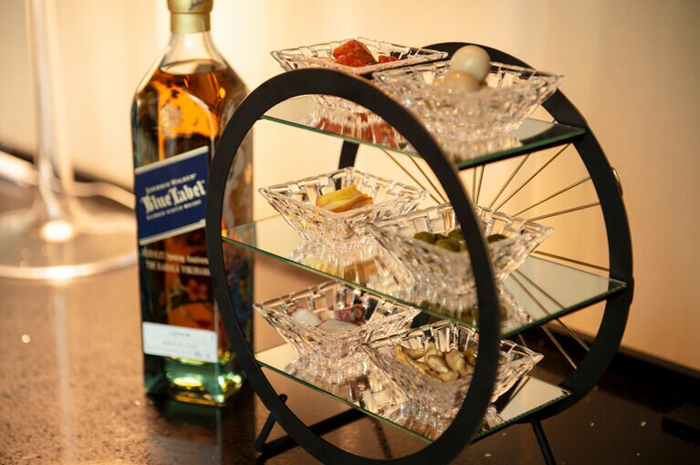 ブラック＆ゴールドの観覧車スタイルが大人の時間を演出。