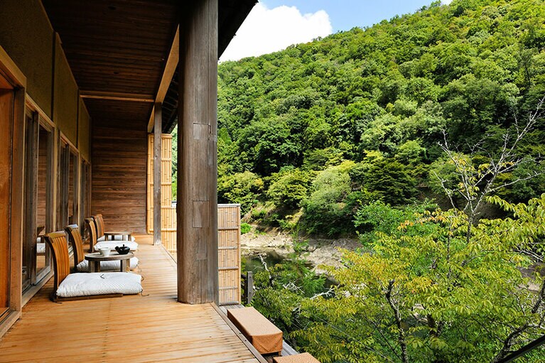 大堰川にせり出した「空中茶室」。