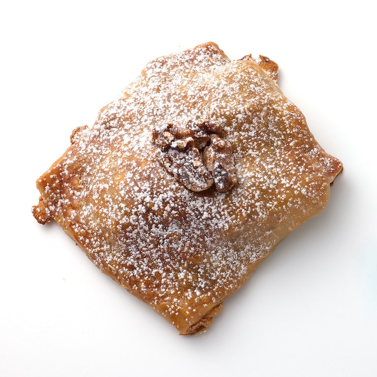 パピヨット 370円。ソテーしたリンゴとチョコレートをシナモン風味の生地で包んで焼く。