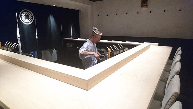 店を任されているのは、「鳥しき」はもちろん「鳥かど」でも研鑽を積んだ黒崎さん。