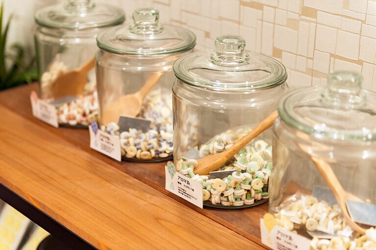 自宅で手軽に使えるお灸も販売している。