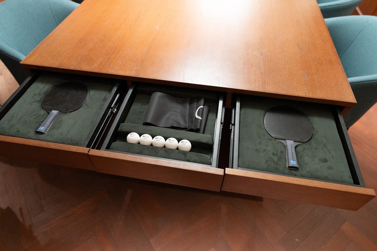 テーブルが卓球台に早変わり。ラケットは4つまで用意されている。