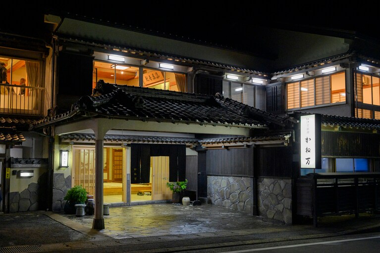 魚料理が自慢の「かね万」は、伊勢エビの刺身が付いた全部で料理9品のコース（1名9,900円〜）が人気。