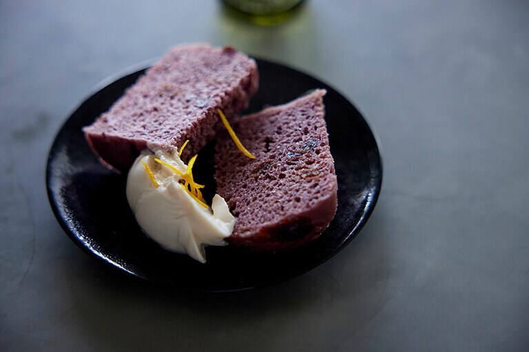 お好みで、水切りしたヨーグルトにメープルシロップを混ぜたヨーグルトクリームを添えても。