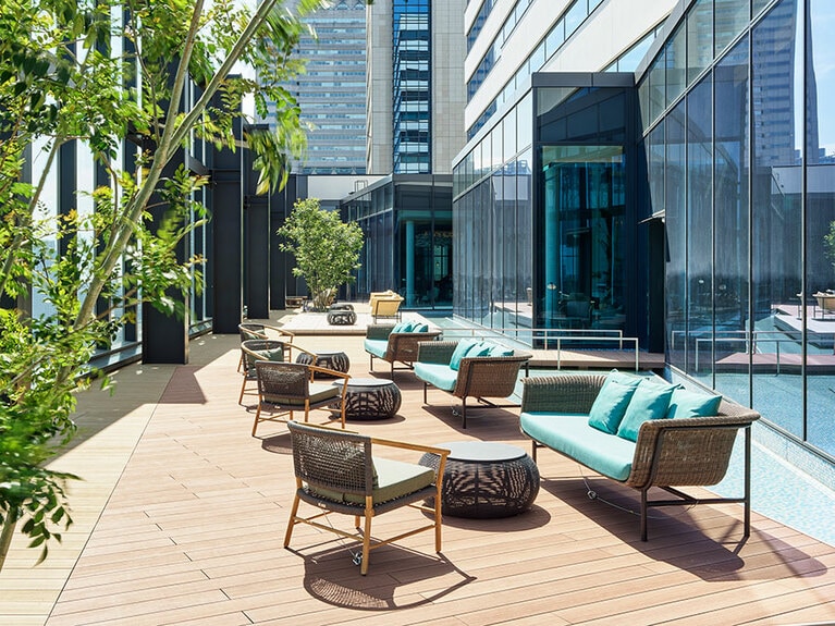 20階ロビーフロアのテラスは、昼と夜で異なる表情を見せる天空のオアシス。