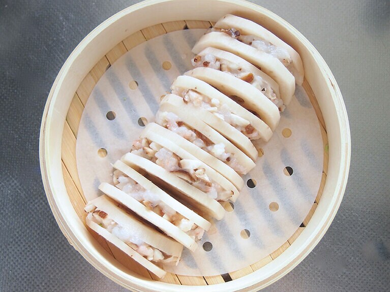 （6）の作業を繰り返し、蒸し器の中心に1列に並べる。