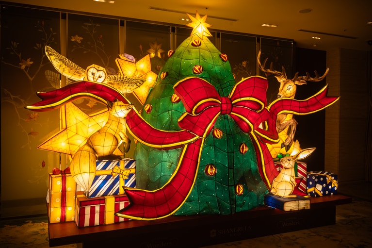 シャングリ・ラ 東京のクリスマスデコレーション「クリスマスねぶた」。