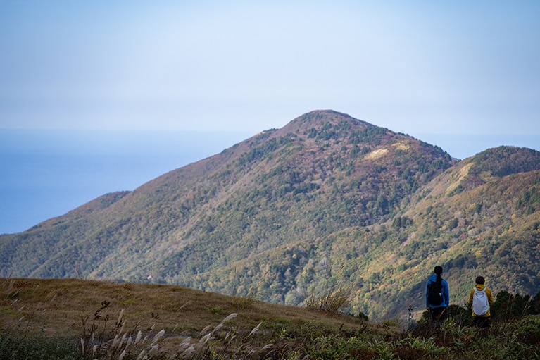 正式名称はタダラ峰ですが、900mクラスの3つの山を合わせた高原一帯をドンデン山と呼んでいるそう。