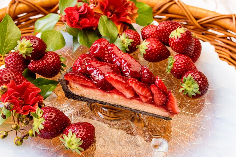 「千葉県 浦部農園産くろいちごのタルト」piece 1,274円／whole(25cm)12,744円 ※グランメゾン銀座限定。