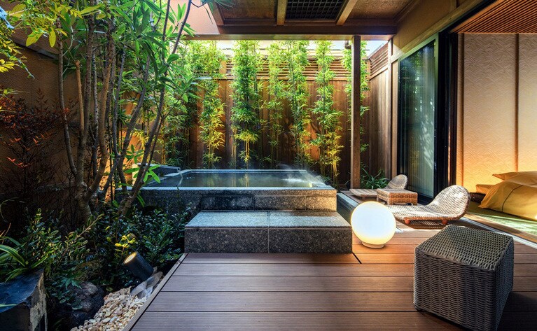 10室すべてに露天風呂を設え、足湯を楽しめる造りとなっているのがうれしい。