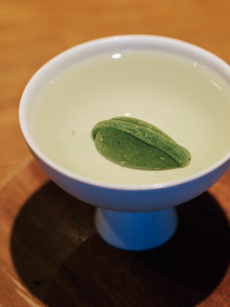 「ソンピョン」W22,000。中に伝統的な餅を象った蓬風味のチョコが。