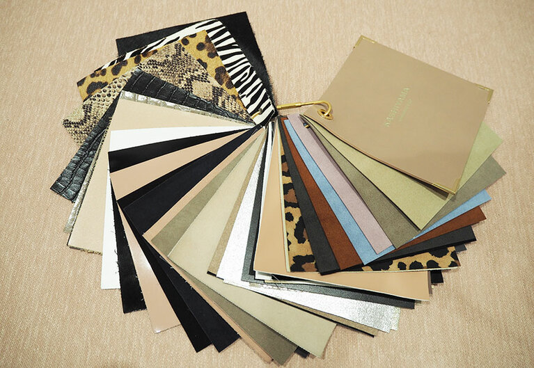 生地のサンプル。これだけ種類があるとどれにしようか迷っちゃいます。