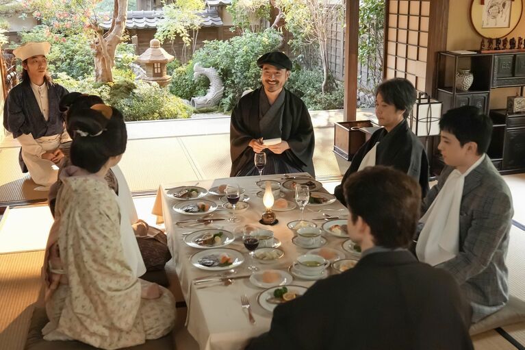 『日本滞在記』完成記念パーティーのシーン。キャストたちは初めてのステーキに歓喜したという　（C）NHK