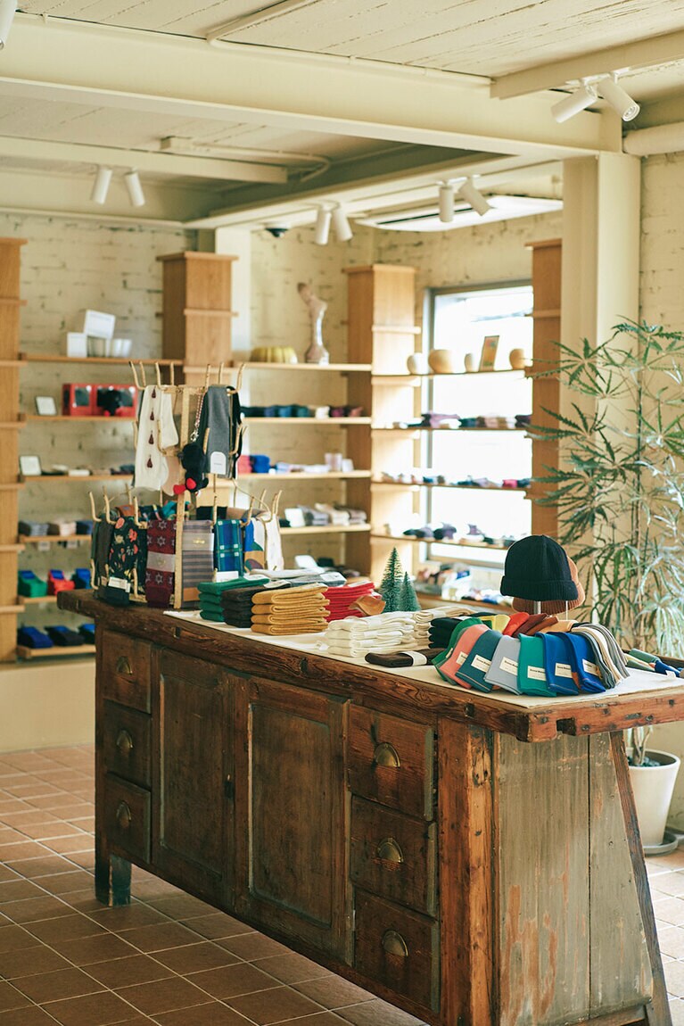 韓国製をはじめ、日本やヨーロッパ各国から厳選したソックスが購入できる。W12,000～。